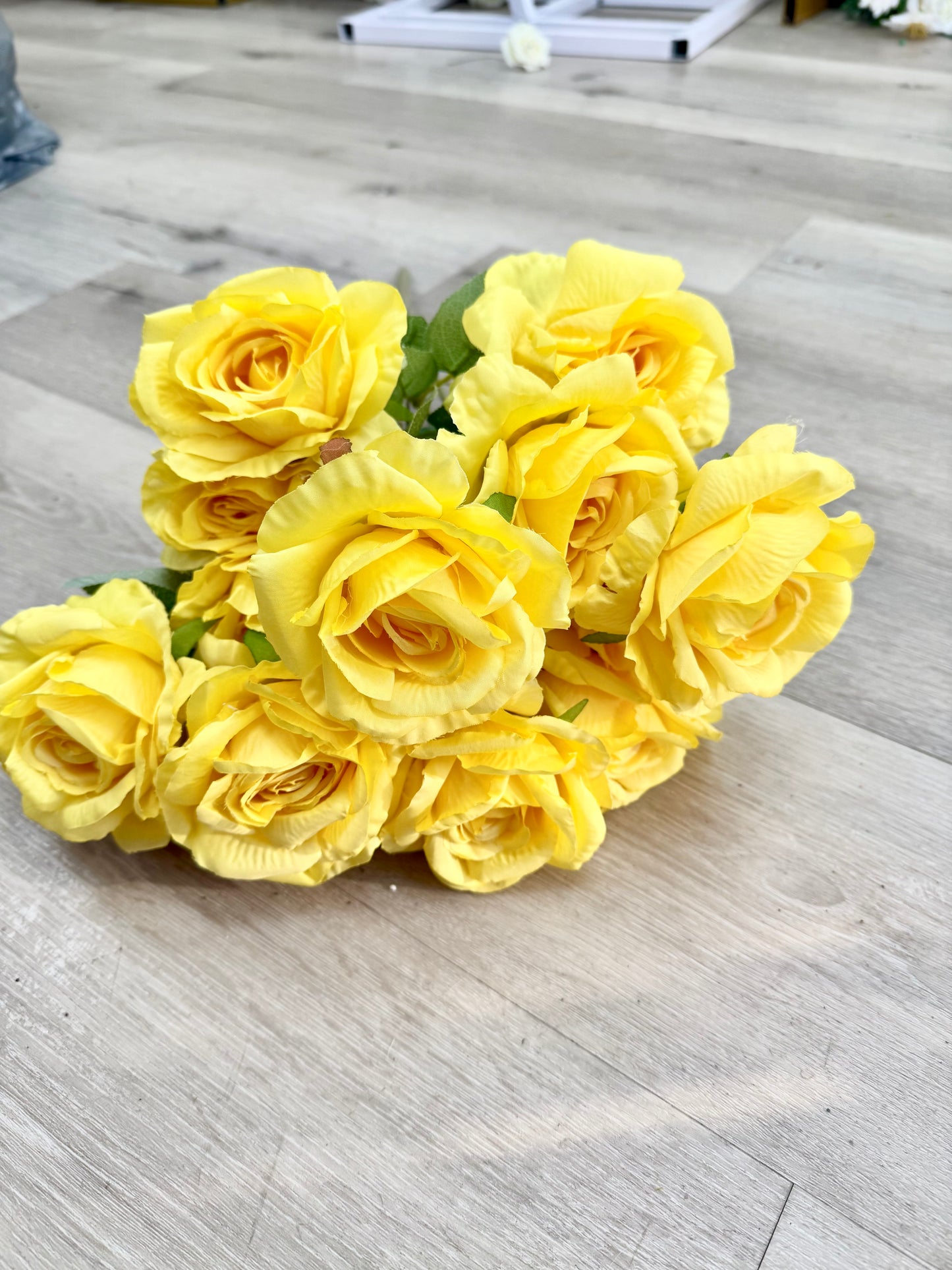 15 heads Rose, 3 available colors: White, Yellow and Pink