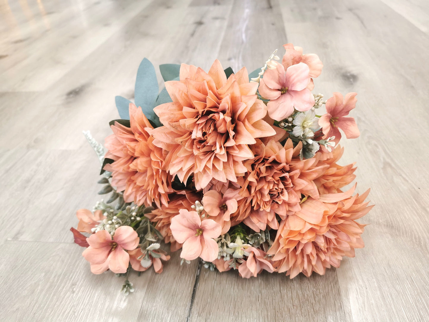 7 heads Dahlia with 4 fillers, 4 available colors: Light Pink, Blue, Burgundy and Coffee