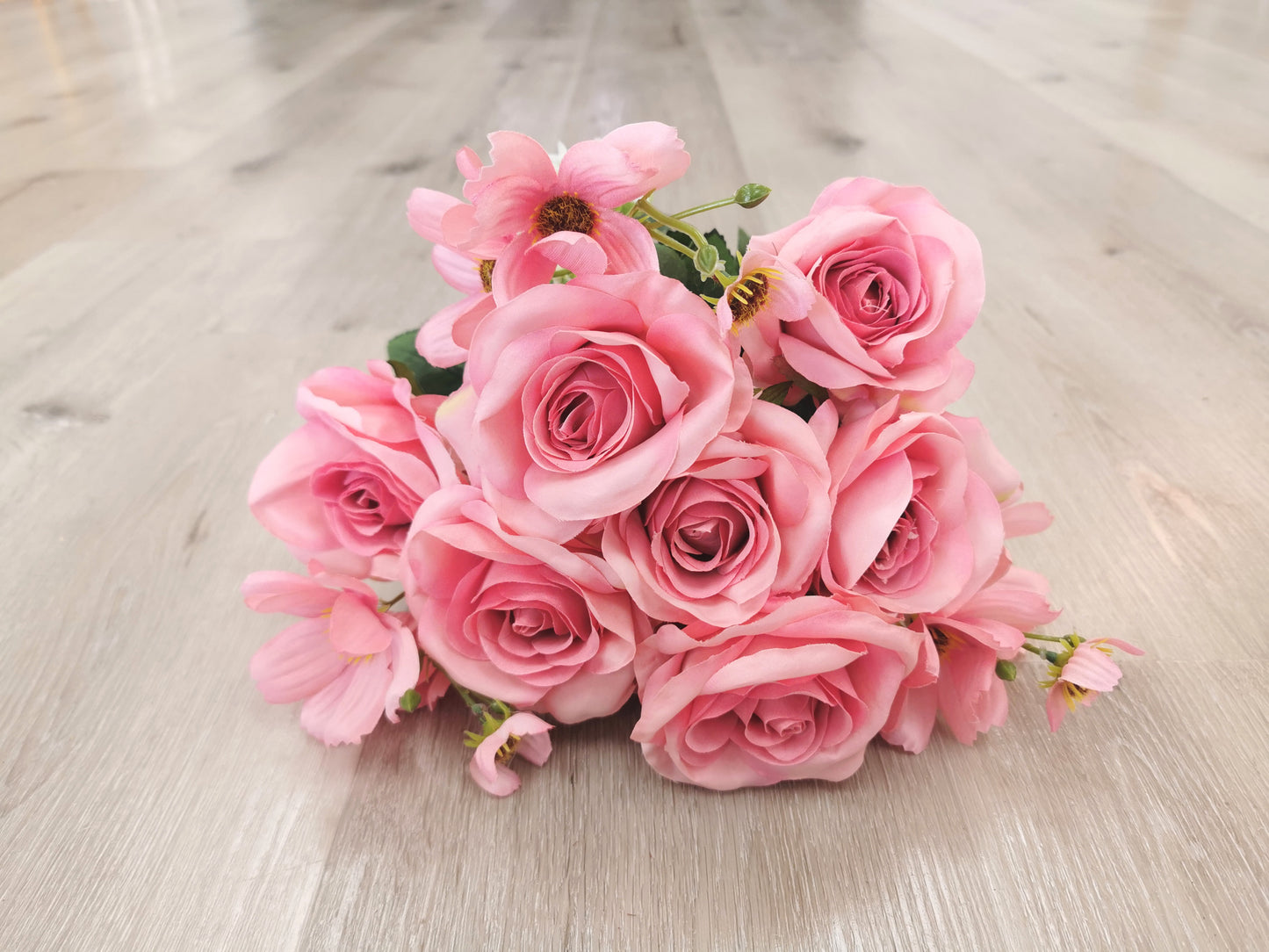 8 heads with 3 fillers Rose, available colors: Cream White, Light Pink and Pink