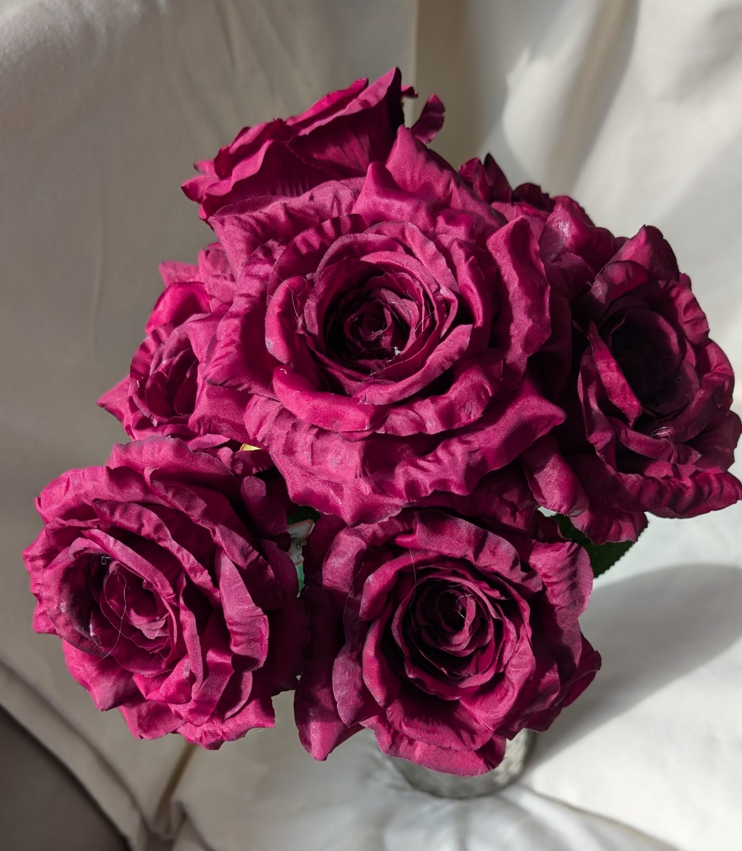 7 heads jumbo size rose. 3 available colors: White, Red, and Burgundy