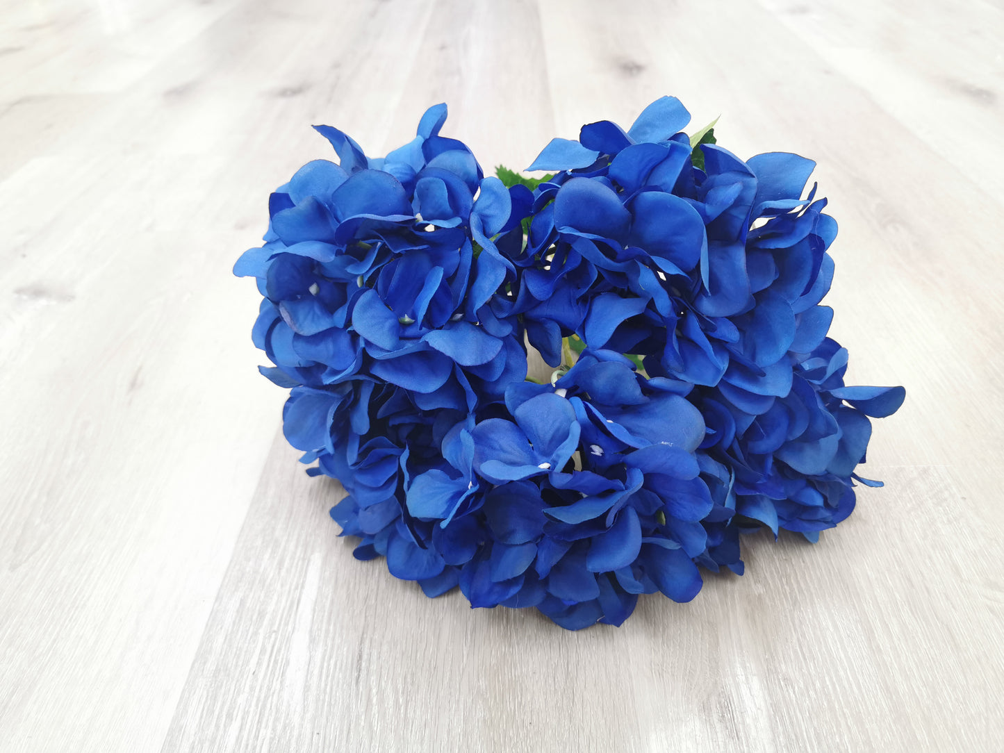 5 heads Hydrangea (small petals), 7 available colors: Pink, Black, Dark blue, light Blue, Purple, Light Purple, Coffee.