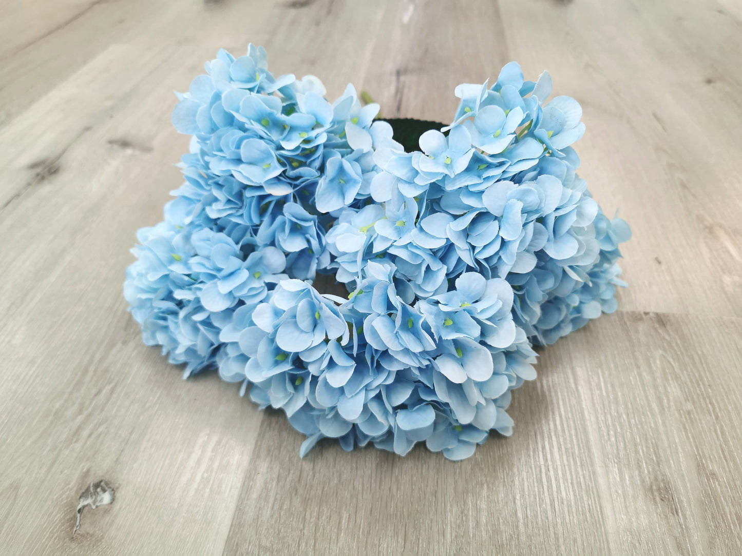 5 heads Hydrangea (small petals), 7 available colors: Pink, Black, Dark blue, light Blue, Purple, Light Purple, Coffee.