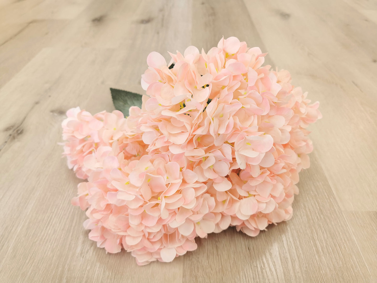 5 heads Hydrangea (small petals), 7 available colors: Pink, Black, Dark blue, light Blue, Purple, Light Purple, Coffee.