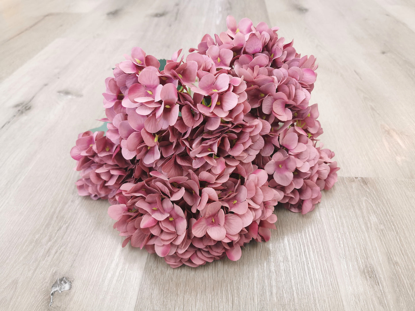 5 heads Hydrangea (small petals), 7 available colors: Pink, Black, Dark blue, light Blue, Purple, Light Purple, Coffee.