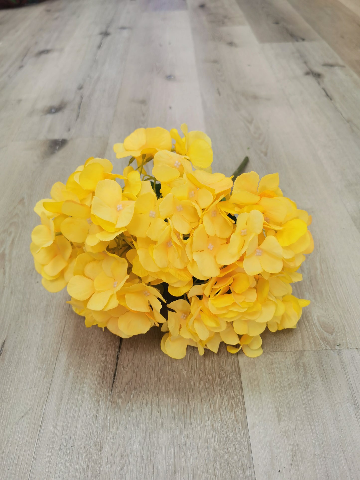5 heads Hydrangea (large petals), 4 available colors: Royal Blue, Green, Pink, Yellow