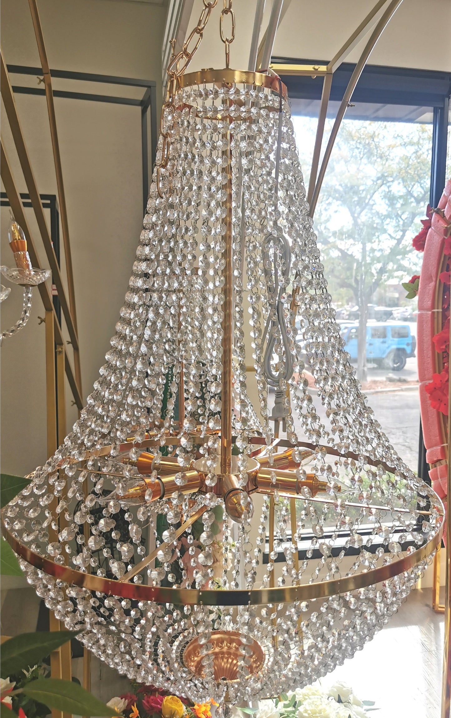 Chandelier with 6 light bulbs