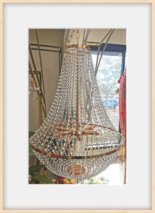 Chandelier with 6 light bulbs